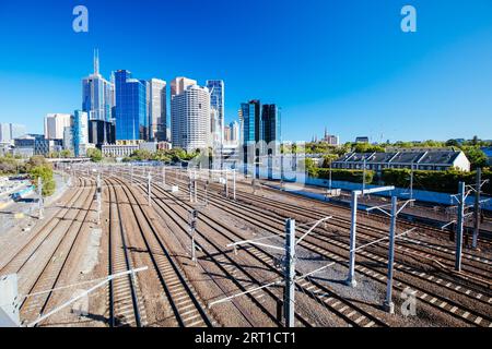 La ligne d'horizon de l'extrémité est du quartier des affaires de Melbourne depuis Birrarung Marr lors d'une chaude matinée de printemps ensoleillée à Victoria, en Australie Banque D'Images