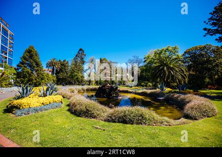 Les célèbres Fitzroy Gardens de l'est de Melbourne, près du quartier des affaires de Melbourne, au cours d'un après-midi de printemps chaud à Victoria, en Australie Banque D'Images