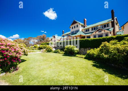 Mt BUFFALO, AUSTRALIE - 29 2021 DÉCEMBRE : le chalet Mount Buffalo lors d'une chaude journée d'été.Il a été construit en 1910 en tant que première station de ski d'Australie dans le Banque D'Images