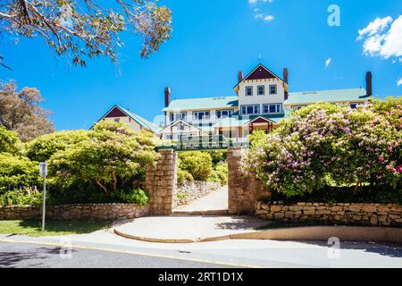 Mt BUFFALO, AUSTRALIE - 29 2021 DÉCEMBRE : le chalet Mount Buffalo lors d'une chaude journée d'été.Il a été construit en 1910 en tant que première station de ski d'Australie dans le Banque D'Images