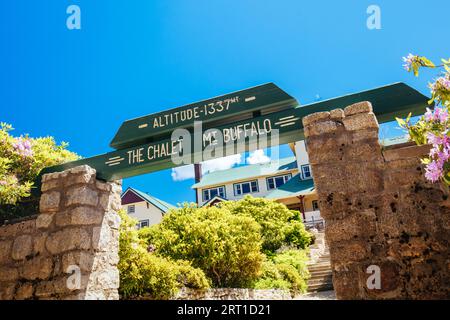 Mt BUFFALO, AUSTRALIE - 29 2021 DÉCEMBRE : le chalet Mount Buffalo lors d'une chaude journée d'été.Il a été construit en 1910 en tant que première station de ski d'Australie dans le Banque D'Images