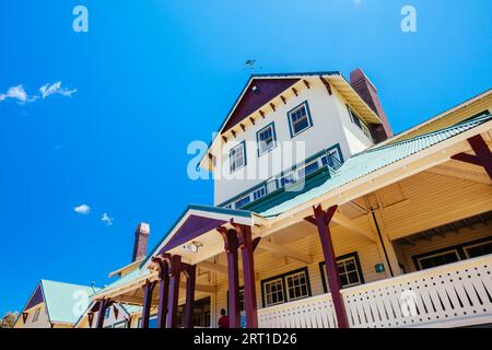 Mt BUFFALO, AUSTRALIE - 29 2021 DÉCEMBRE : le chalet Mount Buffalo lors d'une chaude journée d'été.Il a été construit en 1910 en tant que première station de ski d'Australie dans le Banque D'Images