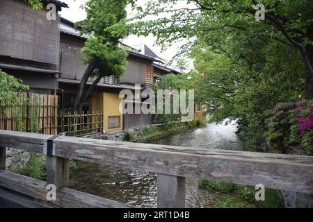 Vue sur les maisons du quartier Gion, l'un des quartiers de geisha les plus exclusifs et les plus connus de tout le Japon à Kyoto, Japon Banque D'Images