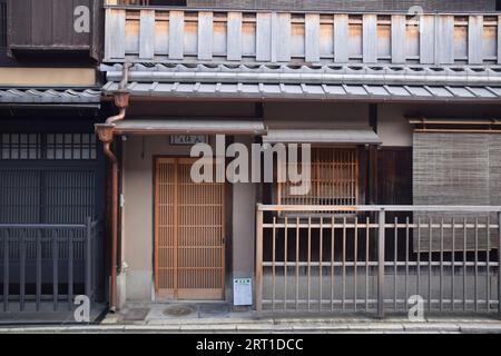 Vue sur les maisons du quartier Gion, l'un des quartiers de geisha les plus exclusifs et les plus connus de tout le Japon à Kyoto, Japon Banque D'Images