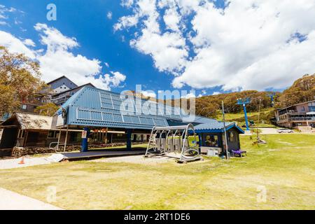 FALLS CREEK, AUSTRALIE, JANVIER 1 : la région autour de Falls Creek Village par une chaude journée d'été dans les Alpes victoriennes à Victoria, Australie en 2022 Banque D'Images