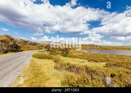 Rocky Lake par une chaude journée d'été près de Falls Creek à Victoria, Australie Banque D'Images