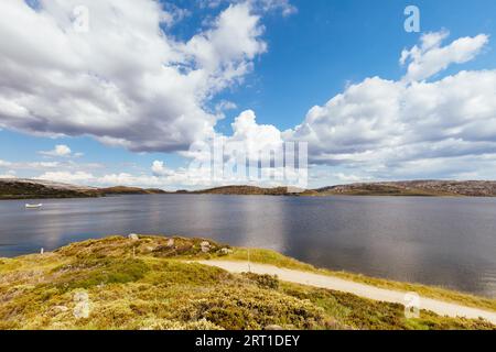 Rocky Lake par une chaude journée d'été près de Falls Creek à Victoria, Australie Banque D'Images