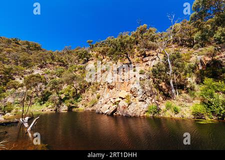 Cadre idyllique autour de Lerderderg gorge circuit Walk par une chaude journée d'automne dans l'ouest de Melbourne à Victoria, Australie Banque D'Images