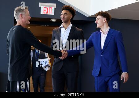 San Francisco, États-Unis. 08 septembre 2023. Steve Kerr, entraîneur-chef des Golden State Warriors, à gauche, salue Trayce Jackson-Davis, au milieu, et Brandin Podziemski, d'accord, les 57e et 19e draft des Warriors choisissent respectivement avant le début d'une conférence de presse au Chase Center le 23 juin 2023, à San Francisco. (Photo de Ray Chavez/Bay Area News Group/TNS/Sipa USA) crédit : SIPA USA/Alamy Live News Banque D'Images