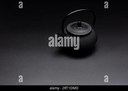 bouilloire en fonte asiatique noire sur fond sombre avec espace de copie Banque D'Images