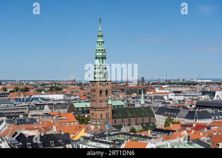 Copenhague, Danemark, 02 septembre 2021 : vue du Centre d'art contemporain Nikolaj dans une église reconvertie et des gratte-ciel de Copenhague Banque D'Images