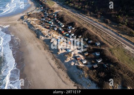 Tisvildeleje, Danemark, 21 janvier 2022 : vue aérienne par drone de cabanes de plage en bois dans les dunes de sable Banque D'Images