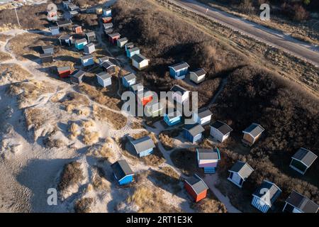 Tisvildeleje, Danemark, 21 janvier 2022 : vue aérienne par drone de cabanes de plage en bois dans les dunes de sable Banque D'Images