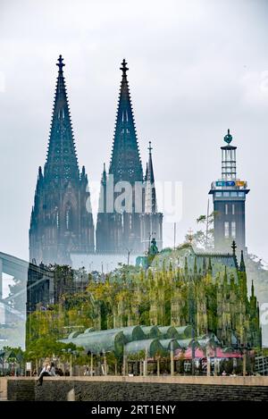 Cathédrale de Cologne avec boulevard du Rhin (double exposition) Banque D'Images
