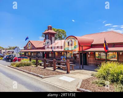 GLENROWAN, AUSTRALIE - 27 2021 DÉCEMBRE : ville historique de Glenrowan célèbre pour son histoire de Kelly Gang, lors d'une chaude journée d'été à Victoria, Australie Banque D'Images