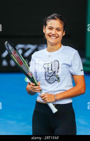 EMMA RADUCANU de Grande-Bretagne lors d'une séance d'essais avant l'Open d'Australie 2022 à Melbourne Park le 14 janvier 2022 à Melbourne Banque D'Images