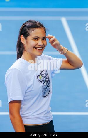 EMMA RADUCANU de Grande-Bretagne lors d'une séance d'essais avant l'Open d'Australie 2022 à Melbourne Park le 14 janvier 2022 à Melbourne Banque D'Images