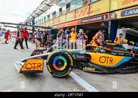 MELBOURNE, AUSTRALIE, AVRIL 8 : Lando Norris de l'écurie McLaren F1 Team quitte le garage après 2e entraînement au Grand Prix d'Australie de Formule 1 2022 Banque D'Images
