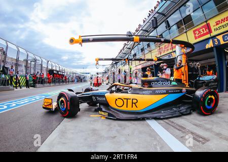 MELBOURNE, AUSTRALIE, AVRIL 8 : Daniel Ricciardo de l'écurie McLaren F1 Team quitte le garage après 2e entraînement au Grand Prix d'Australie de Formule 1 2022 Banque D'Images