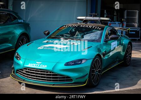 MELBOURNE, AUSTRALIE, AVRIL 6 : les voitures médicales Aston Martin avant la vedette du Grand Prix d'Australie de Formule 1 2022 le 6 avril 2022 Banque D'Images