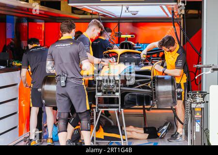 MELBOURNE, AUSTRALIE, AVRIL 9 : les mécaniciens de l'écurie McLaren F1 Team travaillent sur la voiture de Lando Norris au Grand Prix d'Australie de Formule 1 2022, le 9 avril 2022 Banque D'Images