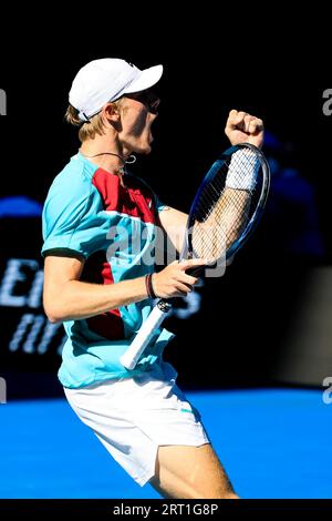 MELBOURNE, AUSTRALIE, 25 JANVIER : Denis Shapovalov, du Canada, lors de sa défaite en set de 5 contre Rafael Nadal, d’Espagne, au jour 9 de l’Open d’Australie de 2022 Banque D'Images