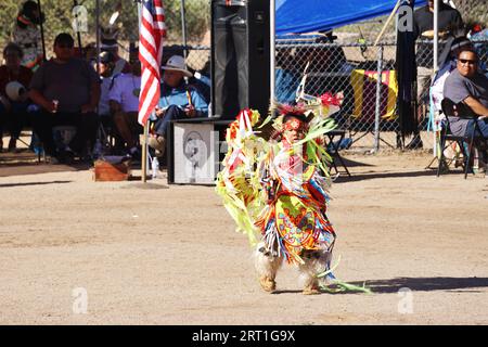 Perdu dans une vague de plumes et de serpentins, un jeune danseur amérindien participe à un pow-wow dans la réserve de San Xavier, près de Tucson en Arizona Banque D'Images