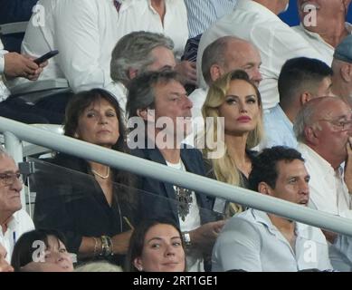 Jean Luc Reichmann et Adriana Karembeu lors de la coupe du monde 2023, poule un match de rugby à XV entre la France et la Nouvelle-Zélande le 8 septembre 2023 au Stade de France à Saint-Denis près de Paris Banque D'Images