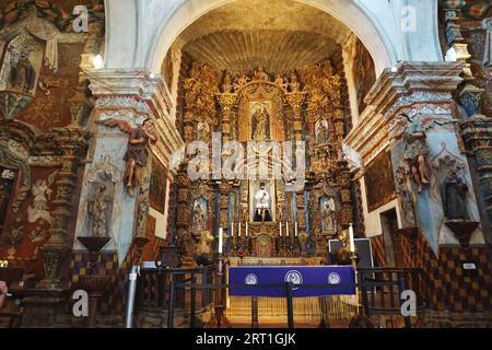 Vue de l’autel à l’intérieur de la mission San Xavier del bac sur la réserve San Xavier, qui fait partie de la nation Tohono O’odham, près de Tucson, Arizona Banque D'Images