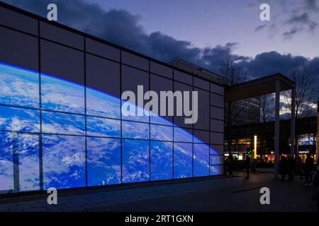 Événement artistique Erlebnis (welt) raum sur Prager Strasse avec l'artiste VR Max Salomon. A l'occasion du 50e anniversaire de la mission Apollo, un 3 d. Banque D'Images