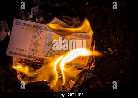 Image symbolique de la baisse de valeur due à la crise ukrainienne Banque D'Images