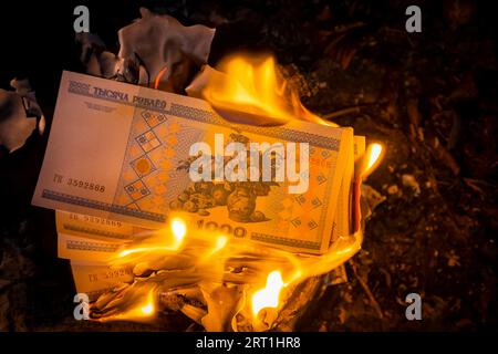 Image symbolique de la baisse de valeur due à la crise ukrainienne Banque D'Images