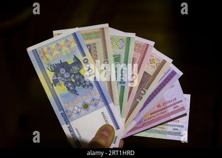 En raison de la crise ukrainienne, les devises sont également l'objet de conflits. Papier-monnaie russe roubles de 1 roubles à 1000 roubles dans une main Banque D'Images