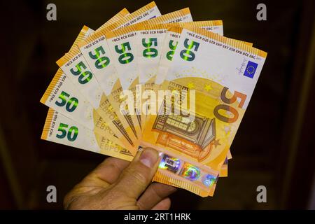 billets de 50 euros dans une main, image symbolique Banque D'Images