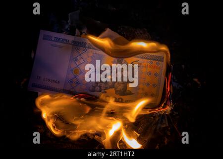 Image symbolique de la baisse de valeur due à la crise ukrainienne Banque D'Images