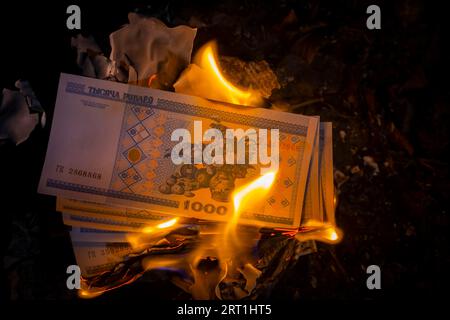 Image symbolique de la baisse de valeur due à la crise ukrainienne Banque D'Images