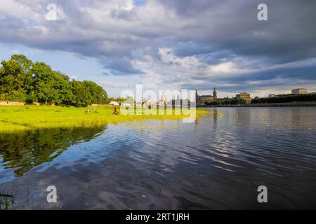 Silhouette de la vieille ville de Dresde au soleil d'été, l'Elbe est légèrement inondée après de fortes pluies Banque D'Images