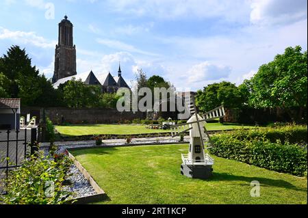 St. Église de Martin's, vue depuis le jardin du monastère de Maria Hart Abbey ; Weert, Limbourg Banque D'Images