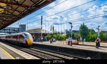 Gare de Grantham – les passagers et les voyageurs attendent sur le quai un jour d'été sous un ciel bleu d'été Banque D'Images