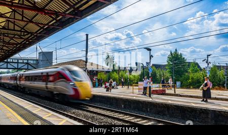 Gare de Grantham – les passagers et les voyageurs attendent sur le quai un jour d'été sous un ciel bleu d'été Banque D'Images