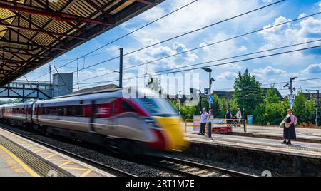 Gare de Grantham – les passagers et les voyageurs attendent sur le quai un jour d'été sous un ciel bleu d'été Banque D'Images