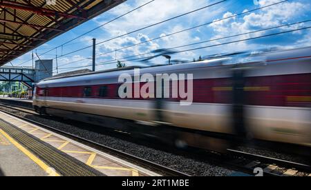 Gare de Grantham – les passagers et les voyageurs attendent sur le quai un jour d'été sous un ciel bleu d'été Banque D'Images