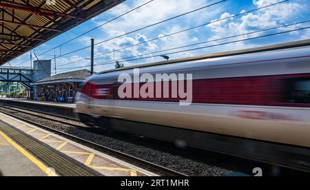 Gare de Grantham – les passagers et les voyageurs attendent sur le quai un jour d'été sous un ciel bleu d'été Banque D'Images