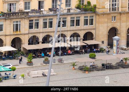 Vue depuis la tour de la mairie sur la vieille ville intérieure, la gastronomie de rue à l'Altmarkt sur les arcades des bâtiments des années 50 Banque D'Images