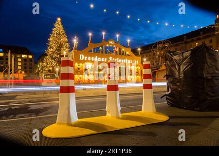 Répétition d'éclairage sur le Striezelmarkt achevé, dont l'ouverture est prévue le 22.11.2021, avec des concepts de sécurité spéciaux à mettre en œuvre Banque D'Images