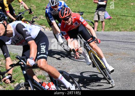 Sepp Kuss leader de course en rouge USA Jumbo Visma Banque D'Images