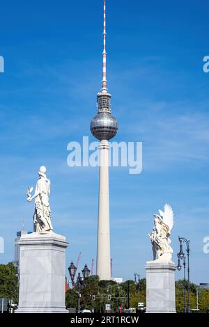 La célèbre tour de télévision de Berlin avec deux sculptures blanches Banque D'Images