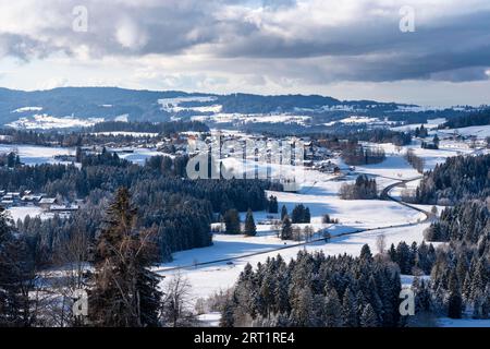 Paysage hivernal dans les Alpes inférieures de l'Ouest Allgaeu avec le village d'Oberreute, Bavière, Allemagne Banque D'Images