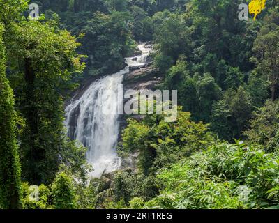 Chute d'eau abrupte dans la jungle tropicale indienne à Kerala, en Inde du Sud, le jour ensoleillé Banque D'Images