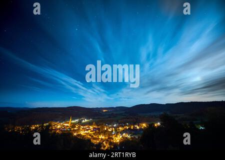 Vue panoramique sur la ville de Zell en Allemagne, Bavière, Haut-Palatinat la nuit avec ciel étoilé et nuages Banque D'Images